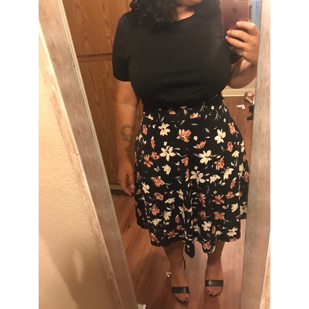 NWT BLACK FLORAL DRESS!! WIDE WAIST BAND! Size L!